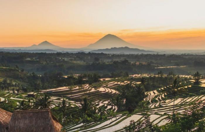 Bühne soll im Tanah Lot-Tempel auf Bali für kulturelle Shows für Touristen installiert werden