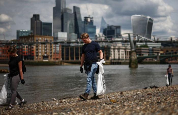 in London eine Demonstration entlang der Themse gegen die massive Verschmutzung der Wasserstraßen im Land