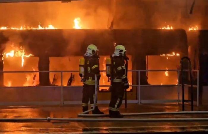 Berlin: Mitten im Bahnhof brennt ein Zug