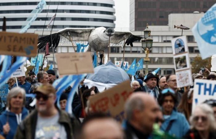 Tausende demonstrieren in London gegen die Wasserverschmutzung