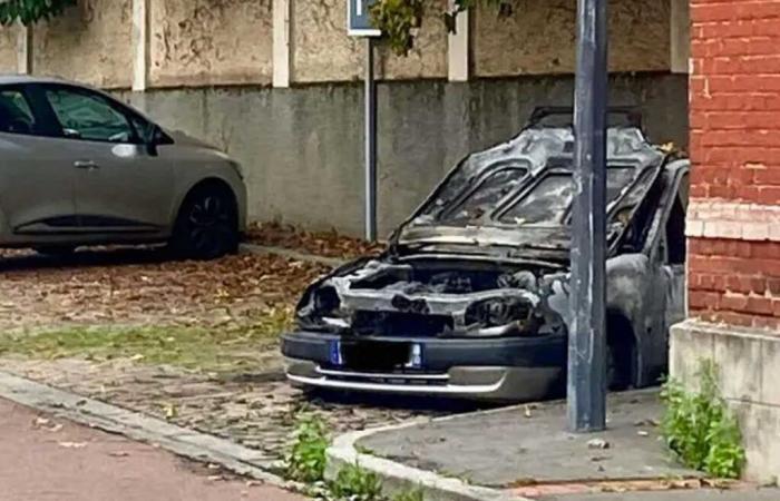 ein durch Brandstiftung verbranntes Auto