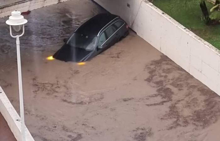 Die Regenfälle führten im Stadtgebiet von Altea zu Überschwemmungen, bei denen ein Auto eingeklemmt war