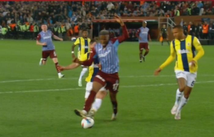 Liegt ein Foul im Tor von Trabzonspor gegen F.Bahçe vor? Hier sind alle umstrittenen Positionen