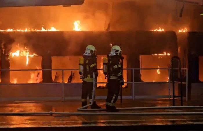 Deutschland: Ein Zug am Berliner Bahnhof fängt Feuer