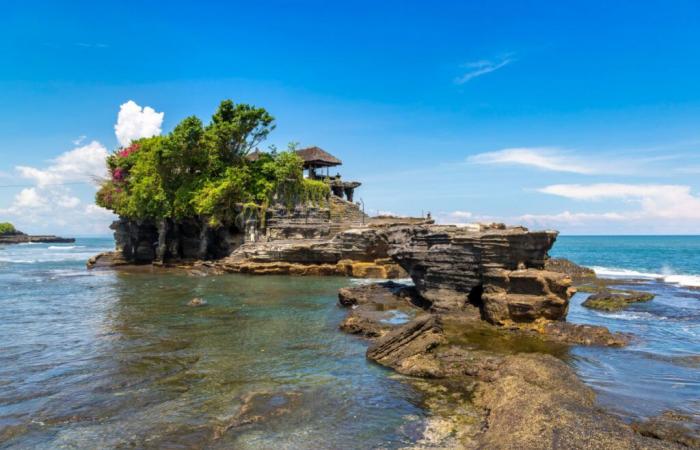 Bühne soll im Tanah Lot-Tempel auf Bali für kulturelle Shows für Touristen installiert werden