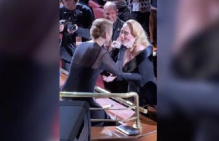 Verkleidet als Meryl Streeps Figur in „Der Tod passt zu dir“ küsst Adèle die Schauspielerin während eines Konzerts in Las Vegas