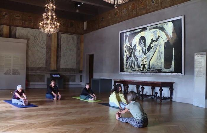 VIDEO – Yoga in einem Museum zwischen Meistergemälden, um auf sich selbst aufzupassen