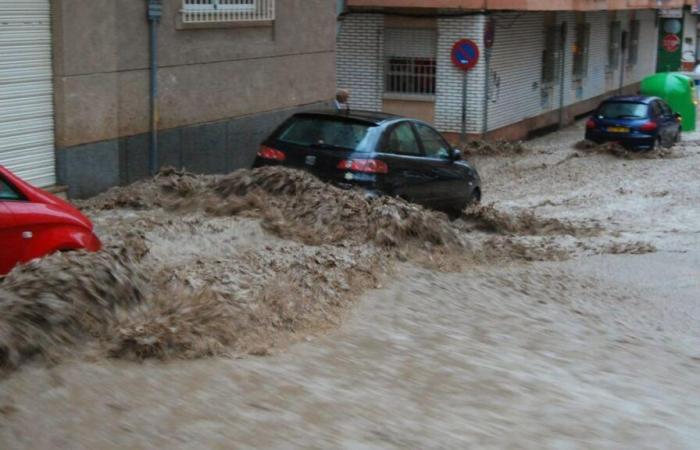 Empörung in sozialen Netzwerken wegen des unverantwortlichen Verhaltens eines Autofahrers bei den Überschwemmungen in Alicante