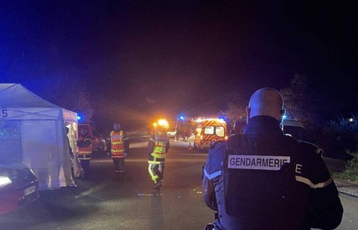 Genervt vom Lärm des Raves in der Nähe von Rennes laden sich Reisende sehr heftig dorthin ein