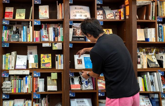 Gemeinsame Regale zur Rettung japanischer Buchhandlungen