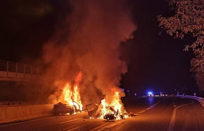 Großes Chaos auf der Autobahn A8 durch einen schweren Unfall mit fünf Verletzten