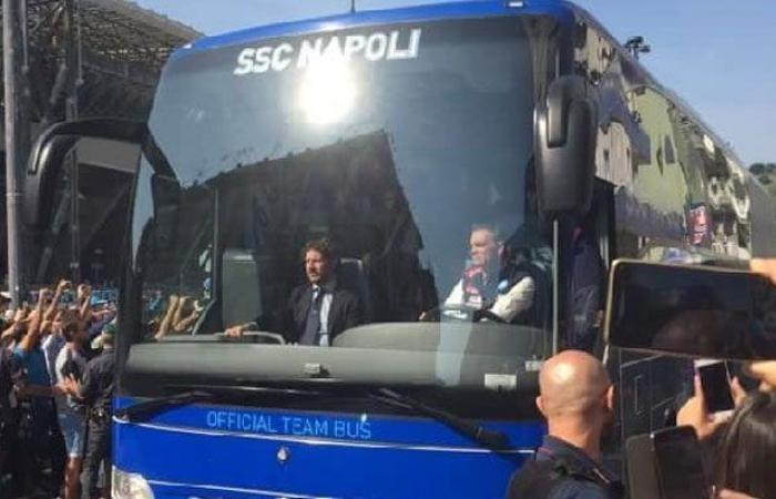 Napoli-Bus kam in Maradona an, begeisterte Fans! Die Gesänge beginnen: „Ich werde bei dir sein“