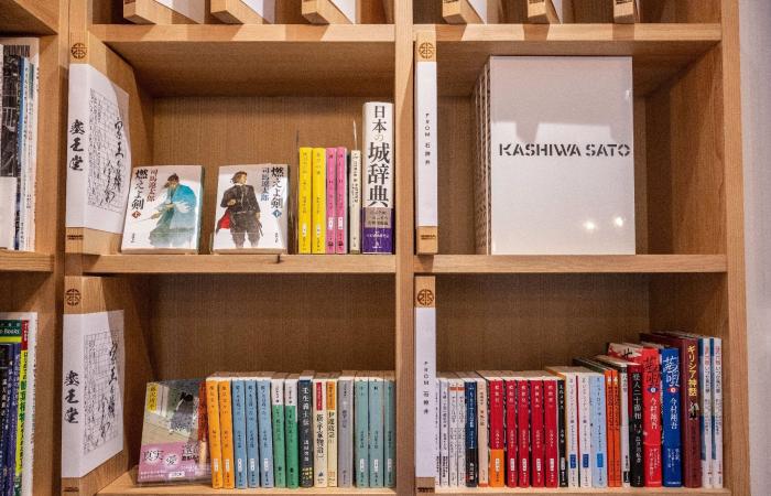 Gemeinsame Regale zur Rettung japanischer Buchhandlungen