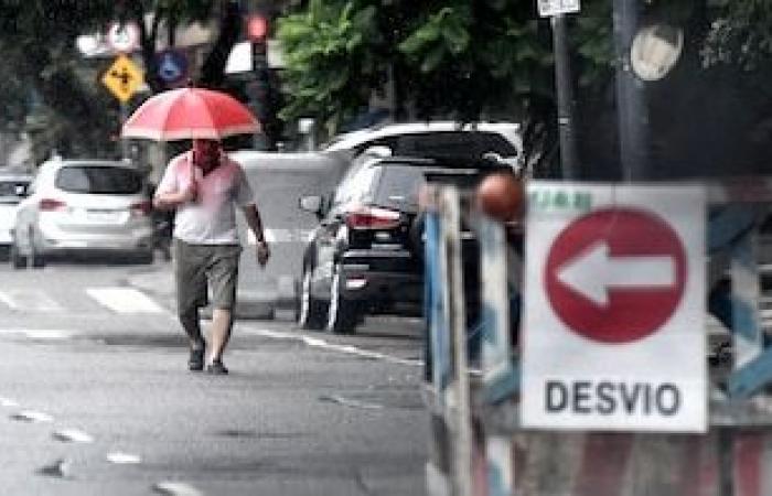 Für zehn Provinzen, die am stärksten betroffenen Gebiete, gilt eine orange-gelbe Warnung vor starken Stürmen