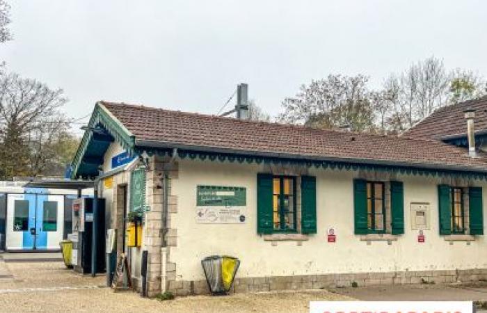 Aux Quais, die biologische und lokale Teestube, die den Bahnhof Étang-la-Ville in Yvelines übernimmt