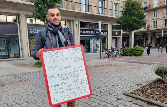 „Zu qualifiziert“ muss der 28-jährige Quentin den Sandwich-Mann spielen, um in Le Havre Arbeit zu finden