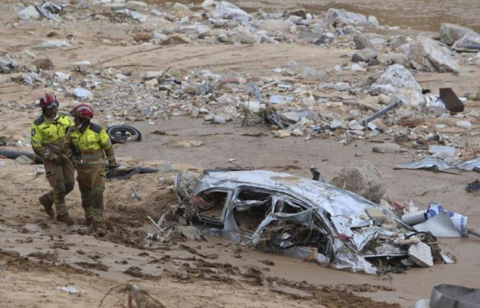 Überschwemmungen in Spanien: Rettungskräfte inspizieren Parkplätze und Tunnel auf der Suche nach vermissten Personen