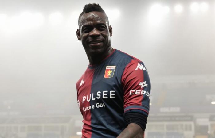 Balotelli erhält innerhalb von 7 Minuten die Gelbe Karte und trägt bei seiner großen Rückkehr in die Serie A Unterhosen