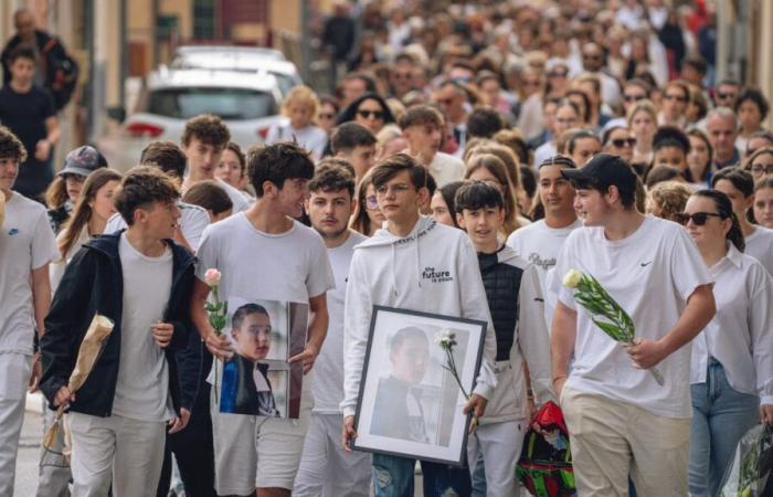 Weißer Marsch für Émilio, einen 14-jährigen Teenager, der in der Nähe von Perpignan tot aufgefunden wurde