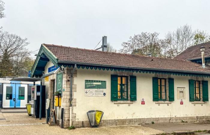 Aux Quais, die biologische und lokale Teestube, die den Bahnhof Étang-la-Ville in Yvelines übernimmt