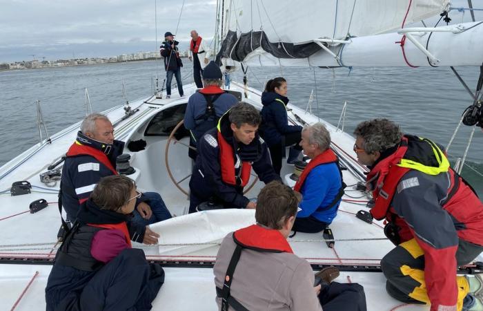 Im Dorf Vendée Globe ein 5-Sterne-Segelkurs an Bord des ersten Bootes, das das Rennen gewinnt