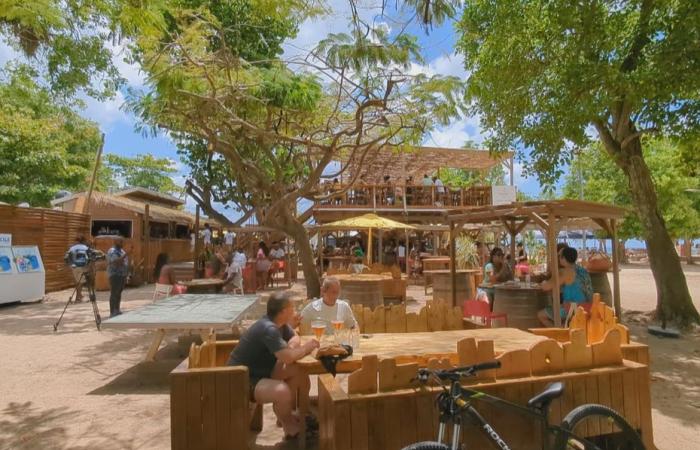 Das Restaurant Kabana Beach in Port-Louis steht in Flammen