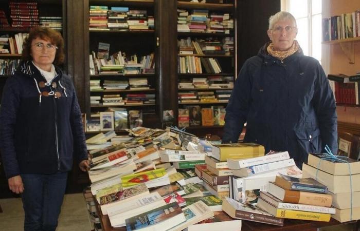 Trotz 4.000 verfügbaren Büchern reicht die riesige Bücherkiste von Theurthéville-Bocage kaum