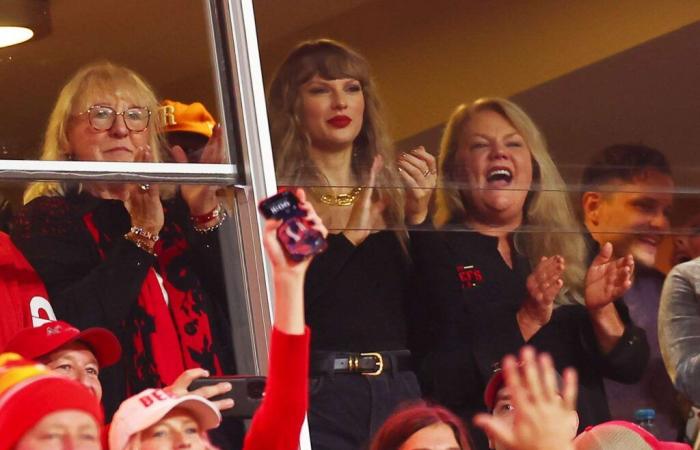 Taylor Swifts Mutter Andrea jubelt Travis Kelce in der „In My Chiefs Era“-Jacke zu