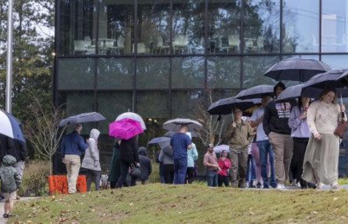 Die ersten Wahllokale wurden in sechs Bundesstaaten geschlossen, darunter auch im umkämpften Georgia