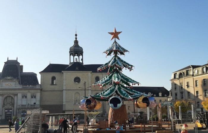 Unumgänglich und manchmal kritisiert: Das Karussell schlägt zu Weihnachten im Stadtzentrum von Le Mans Fuß