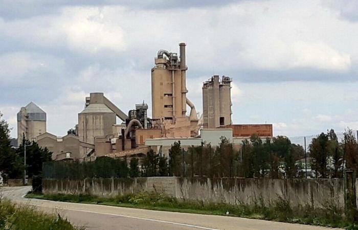 Ein Brand in einem 31 Meter hohen Silo mit Kohle auf dem Calcia-Gelände in Beaucaire