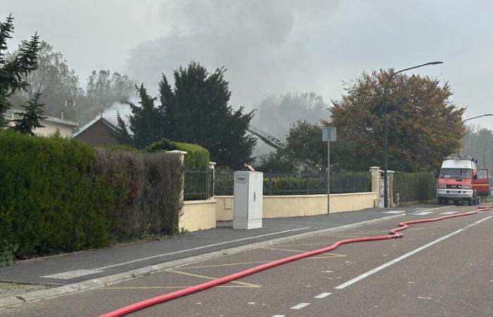 In Soudron, südwestlich von Châlons, brennt ein Haus