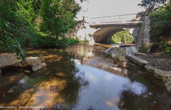 Die Schwelle der Brücke Pont de Gaz in Saint-André-le-Gaz