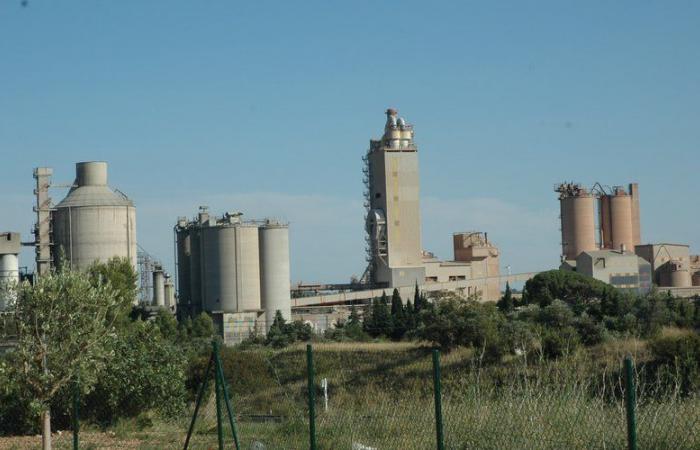 Brand in einem 31 Meter hohen Silo mit Kohle auf dem Calcia-Gelände, klassifiziert als Seveso, in Beaucaire