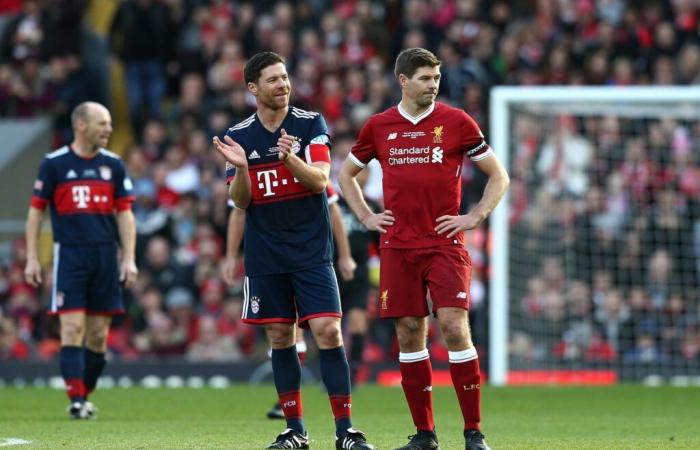 Steven Gerrard reagiert, als Xabi Alonso und Luis Garcia vor Liverpool gegen Bayer Leverkusen wieder zusammentreffen