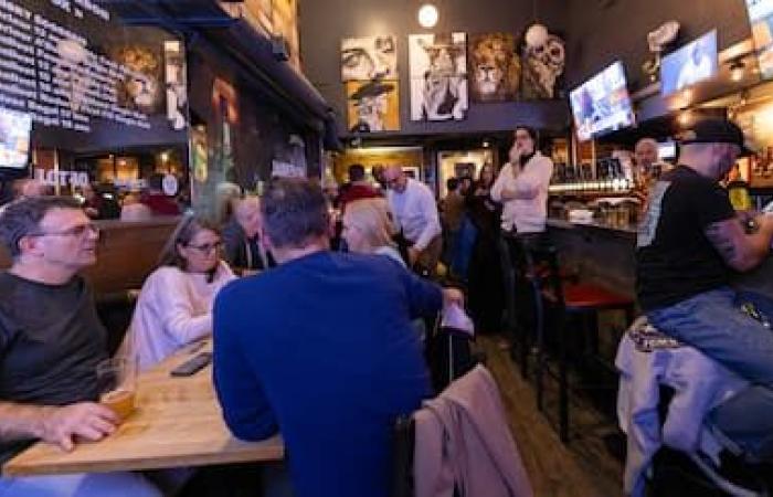 Amerikanische Präsidentschaftswahl: Menschen versammelten sich in einer Bar an der Grande Allée zu einem „historischen“ Abend