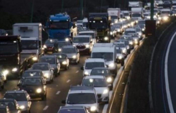 Riesige Staus auf der A63 nach einem Zwischenfall mit einem Lkw