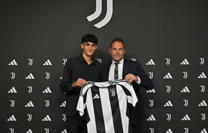 Boufandar unterschreibt seinen ersten Profivertrag bei Juventus