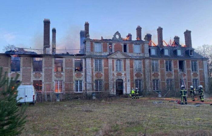 Das durch einen heftigen Brand teilweise zerstörte Château de Serquigny gehört heute der Gemeinde