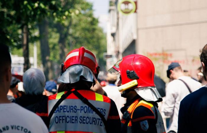 Nach dem Betreten des Hauptquartiers der Métropole de Lyon wurden streikende Feuerwehrleute von der Polizei gerufen