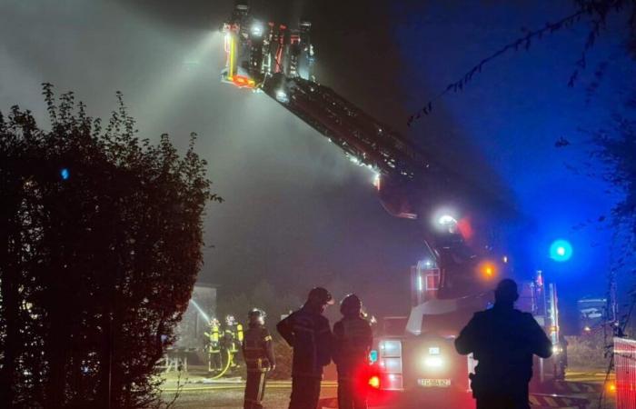 Ein durch einen Brand beschädigtes Nebengebäude eines Hauses in Cotentin