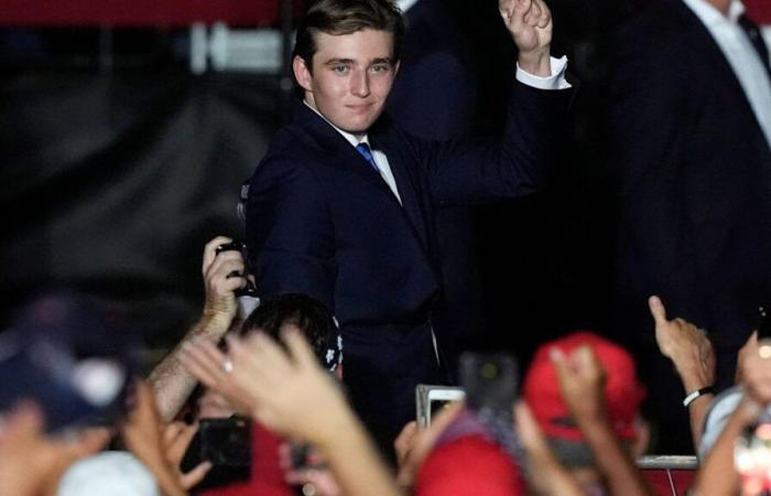 Donald Trumps Sohn Barron zeigt eine atemberaubende Figur, als er seine Eltern bei der Siegeserklärung überragt