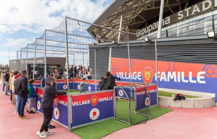 Unterhaltung vor dem Spiel im Groupama-Stadion