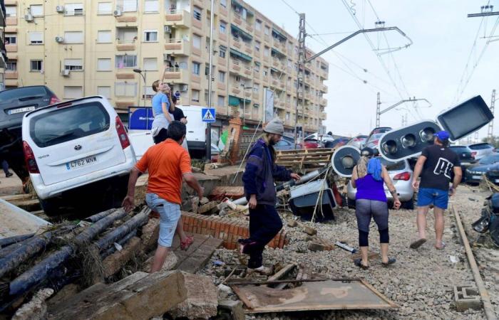 Sein Auto wird bei den Überschwemmungen in Spanien zerstört: Sein Chef zündet es an, weil er zu spät zur Arbeit kommt