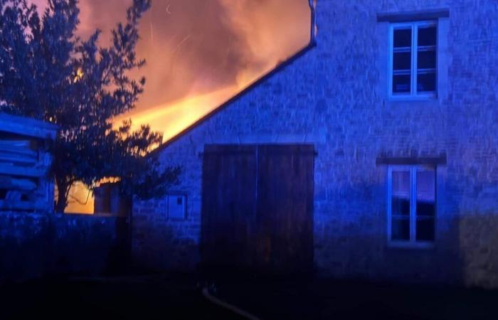 Ein durch einen Brand beschädigtes Nebengebäude eines Hauses in Cotentin