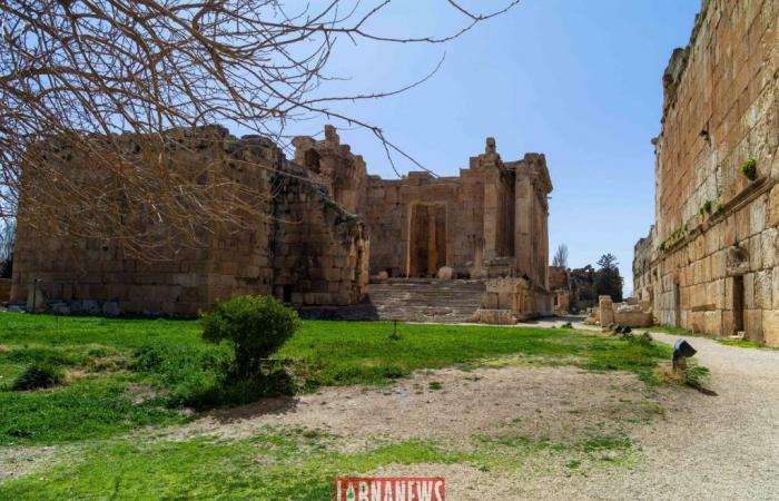 Israel greift das griechisch-katholische Viertel Baalbeck an, eine Rakete trifft einen Parkplatz in der Nähe historischer Ruinen