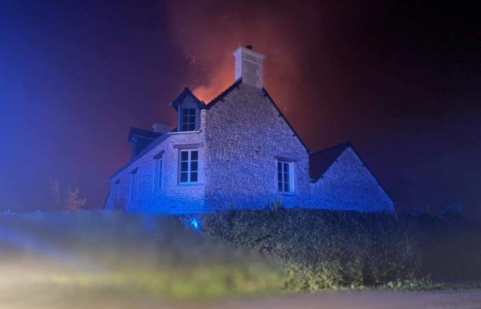 Ein durch einen Brand beschädigtes Nebengebäude eines Hauses in Cotentin