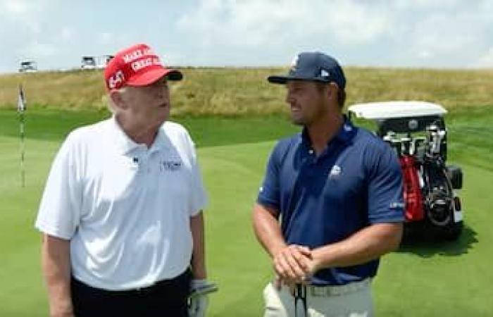 Bryson DeChambeau betritt nach seinem Sieg die Bühne von Donald Trump