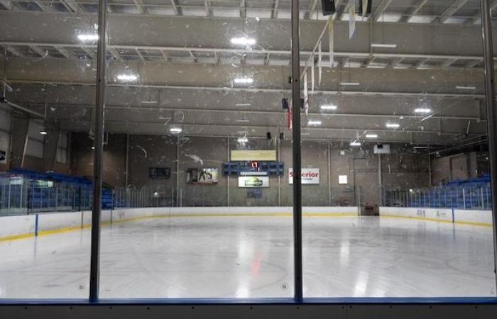 Junger Eishockeyspieler bricht in Moncton auf dem Eis zusammen