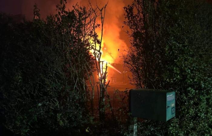 Ein durch einen Brand beschädigtes Nebengebäude eines Hauses in Cotentin